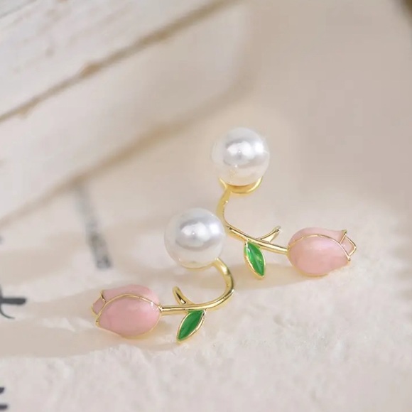 NWT! Imitation Pearl Ladies Stud Earrings Fashion Tulip Flower Front And Back. - Picture 3 of 5